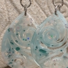 Handgemachte Epoxidharz-Ohrringe in Mintgrün – Aqua Swirl 