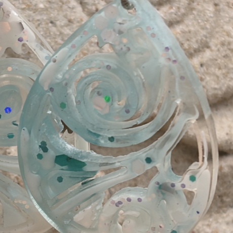 Handgemachte Epoxidharz-Ohrringe in Mintgrün – Aqua Swirl 