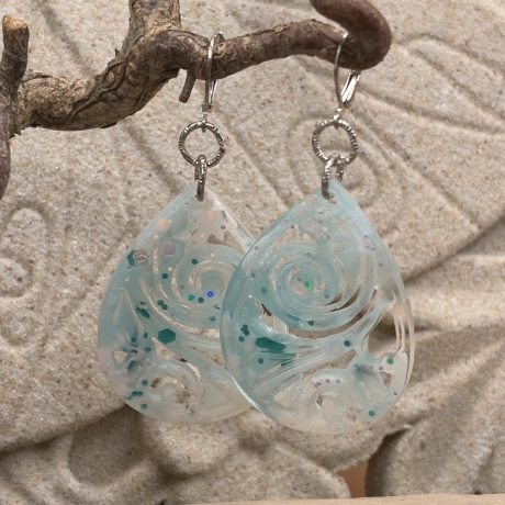 Handgemachte Epoxidharz-Ohrringe in Mintgrün – Aqua Swirl 