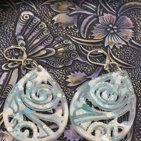 Handgemachte Epoxidharz-Ohrringe in Mintgrün – Aqua Swirl 