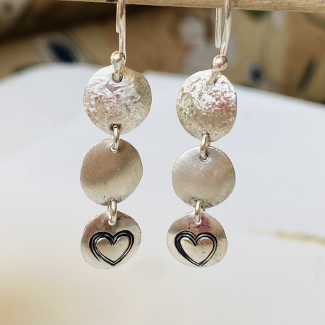 Hängeohrringe aus Silber „Mit Herzchen“