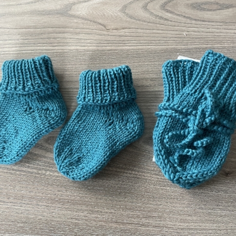 Gestrickte Baby-Handschuhe und passende Söckchen