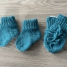 Gestrickte Baby-Handschuhe und passende Söckchen