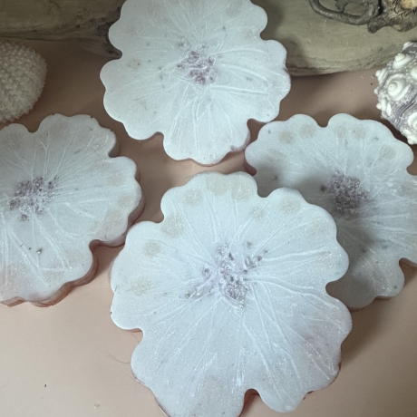 Untersetzer aus Epoxidharz – Blütenform in Creme & hellem Flieder