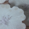 Untersetzer aus Epoxidharz – Blütenform in Creme & hellem Flieder