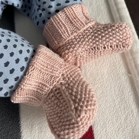 Gestrickte Baby- Mütze und passende Socken/Schuhchen