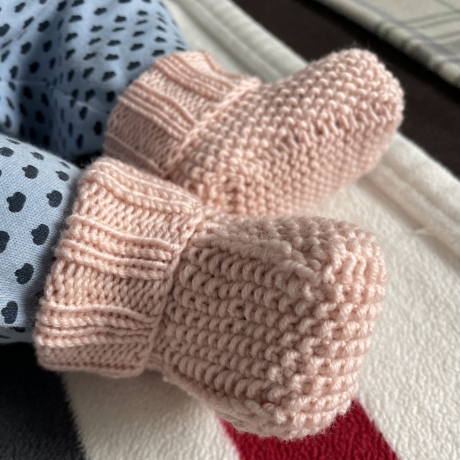 Gestrickte Baby- Mütze und passende Socken/Schuhchen