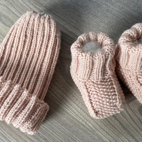 Gestrickte Baby- Mütze und passende Socken/Schuhchen
