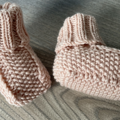 Gestrickte Baby- Mütze und passende Socken/Schuhchen