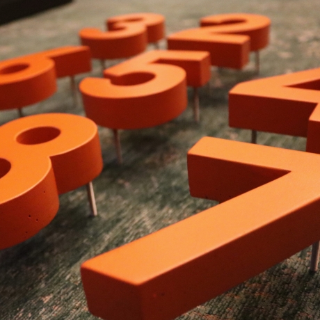 HAUSNUMMER aus BETON 12 cm   Font: Euklid  Edelstahl Befestigung