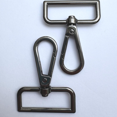 Karabinerhaken 40 / 38 mm schwarz-silber flach formschön