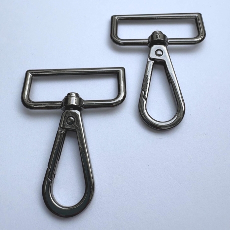 Karabinerhaken 40 / 38 mm schwarz-silber flach formschön