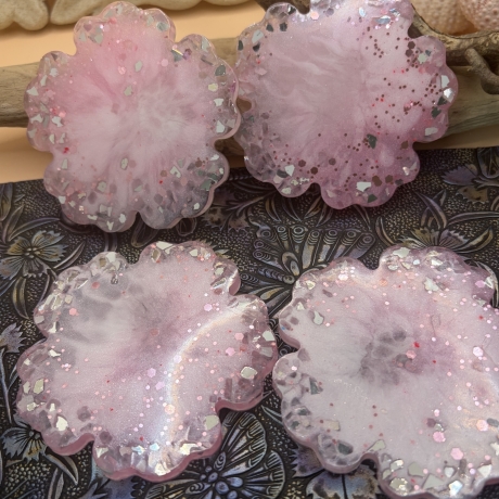 Handgemachte Untersetzer aus Epoxidharz  Rosa Blüten mit Glitzer