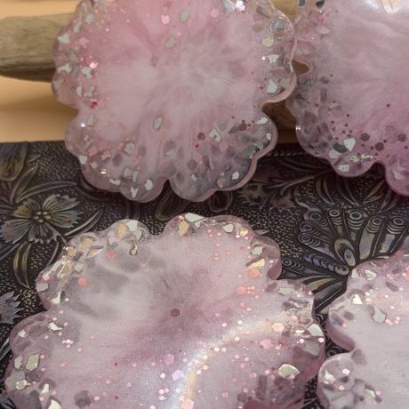 Handgemachte Untersetzer aus Epoxidharz  Rosa Blüten mit Glitzer