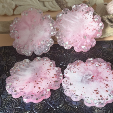 Handgemachte Untersetzer aus Epoxidharz  Rosa Blüten mit Glitzer