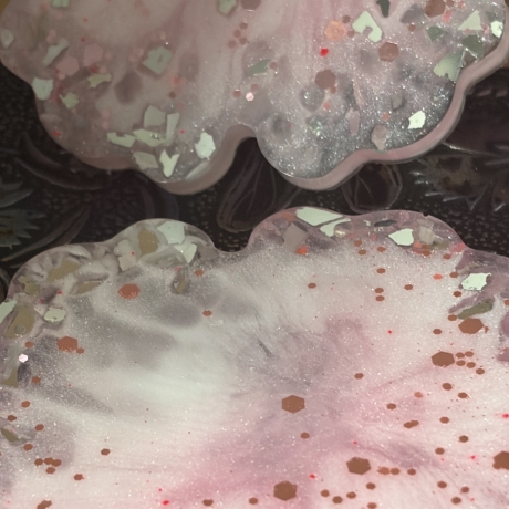 Handgemachte Untersetzer aus Epoxidharz  Rosa Blüten mit Glitzer