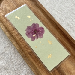 Lesezeichen mit gepressten Blumen • pastellgrün gold