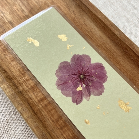 Lesezeichen mit gepressten Blumen • pastellgrün gold