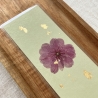 Lesezeichen mit gepressten Blumen • pastellgrün gold