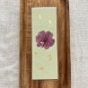Lesezeichen mit gepressten Blumen • pastellgrün gold