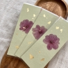 Lesezeichen mit gepressten Blumen • pastellgrün gold