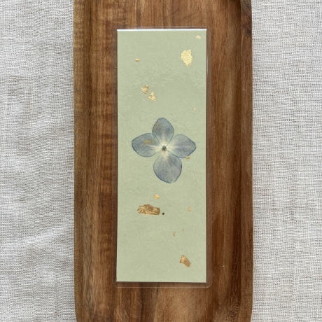 Lesezeichen mit gepressten Blumen • pastellgrün gold