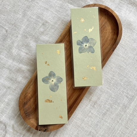Lesezeichen mit gepressten Blumen • pastellgrün gold