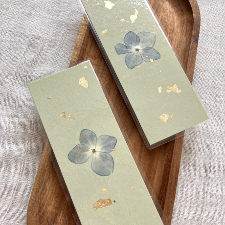 Lesezeichen mit gepressten Blumen • pastellgrün gold
