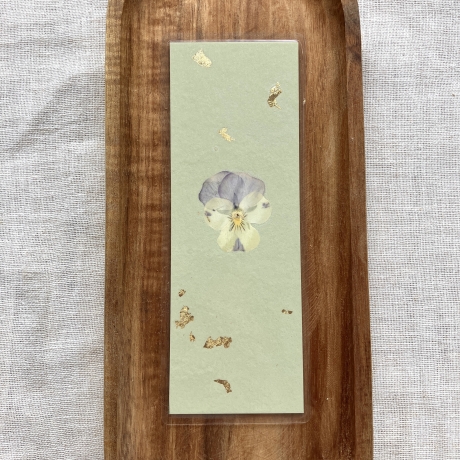Lesezeichen mit gepressten Blumen • pastellgrün gold