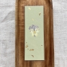 Lesezeichen mit gepressten Blumen • pastellgrün gold