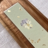 Lesezeichen mit gepressten Blumen • pastellgrün gold