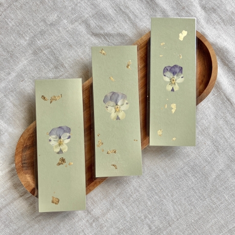 Lesezeichen mit gepressten Blumen • pastellgrün gold