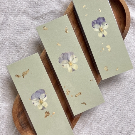 Lesezeichen mit gepressten Blumen • pastellgrün gold
