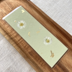 Lesezeichen mit gepressten Blumen • pastellgrün gold