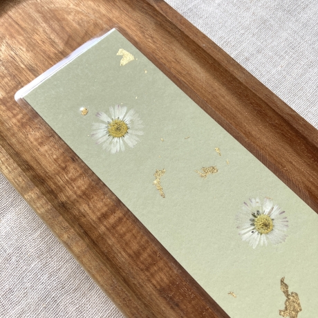 Lesezeichen mit gepressten Blumen • pastellgrün gold