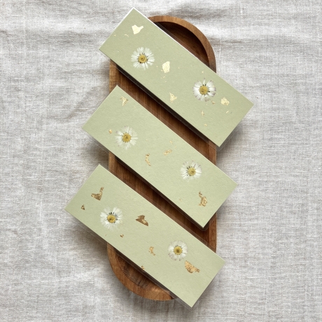 Lesezeichen mit gepressten Blumen • pastellgrün gold