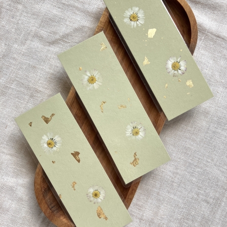 Lesezeichen mit gepressten Blumen • pastellgrün gold