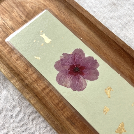 Lesezeichen mit gepressten Blumen • pastellgrün gold