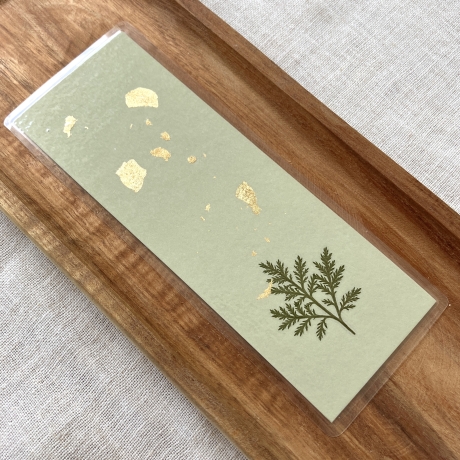 Lesezeichen mit gepressten Zweigen • pastellgrün gold