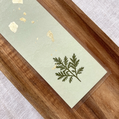 Lesezeichen mit gepressten Zweigen • pastellgrün gold