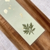 Lesezeichen mit gepressten Zweigen • pastellgrün gold
