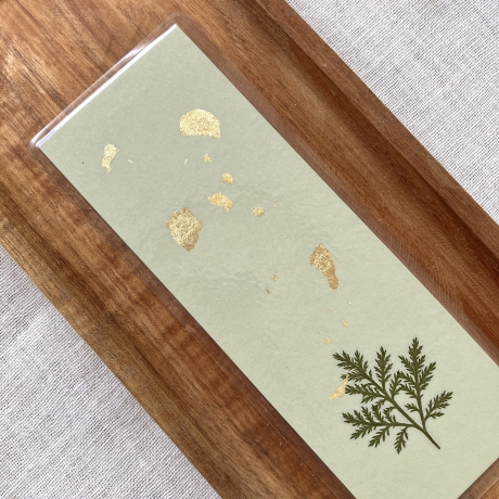 Lesezeichen mit gepressten Zweigen • pastellgrün gold