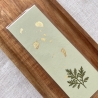 Lesezeichen mit gepressten Zweigen • pastellgrün gold