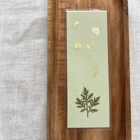 Lesezeichen mit gepressten Zweigen • pastellgrün gold