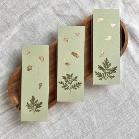 Lesezeichen mit gepressten Zweigen • pastellgrün gold