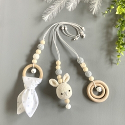 Spielbogen Anhänger Baby Gym Set gehäkelt Hase Knisterohr weiß 