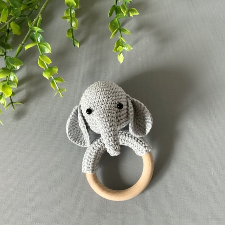 Baby Rassel Holzring Elefant gehäkelt Greifling hellgrau 