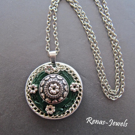 Kette kurz mit Anhänger grün silberfarben Upcycling