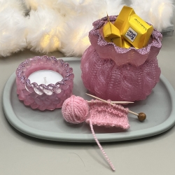 Tischdeko aus Epoxidharz in Rosa mit Glitzer  gestrickte Optik