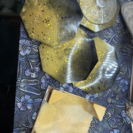 Handmade Epoxidharz-Untersetzer „Golden Glamour“ mit Halter  